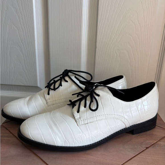 Nine West Shoes - White crock texture Nine West shoes. Size 10